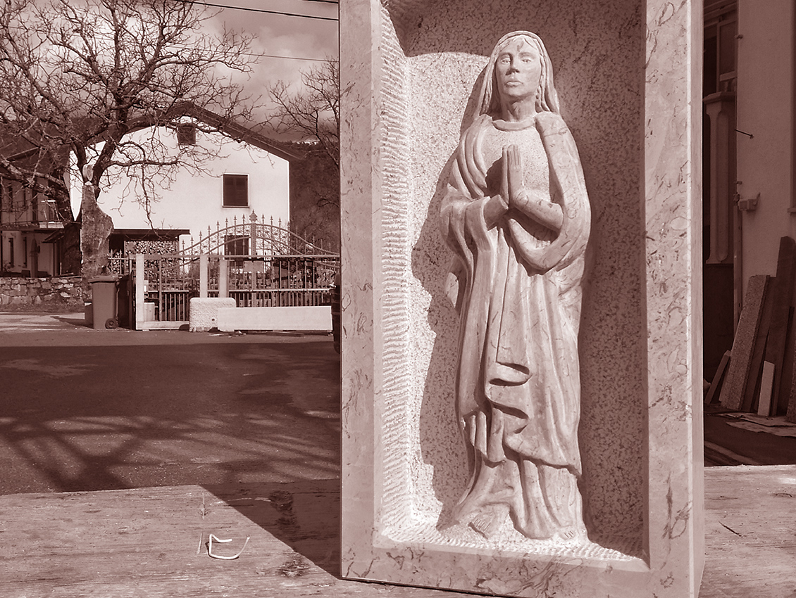 kamnit kip Marija iz kamna 